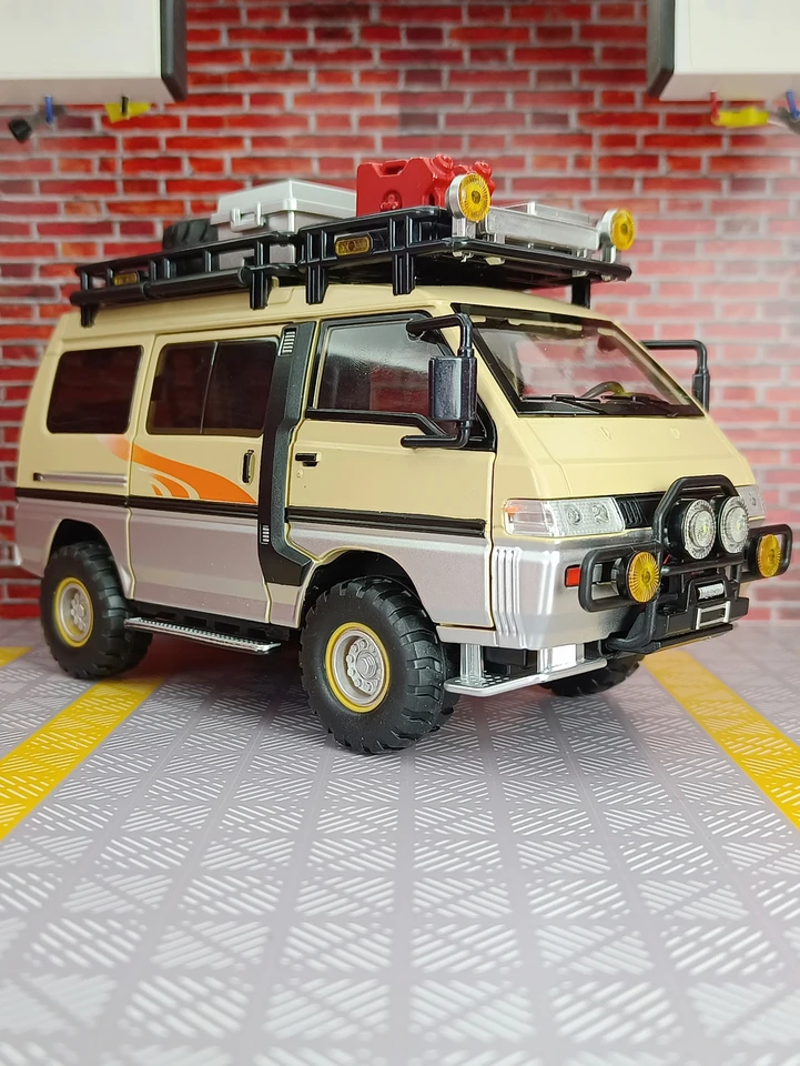 1:24 Mitsubishi Delica Outdoor Camping RV zliatiny Model Ornament Van Boy Sound and Light Toy