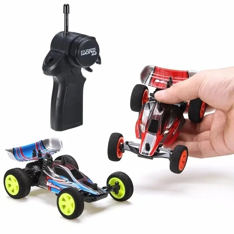 1/32 MINI RC MODEL MODEL OFFORE TAKE VOZIDLO 4WD 2,4G MUITIPLAYER 4CH OUF OUF OUT USB Nabíjacie vydanie Formula pre deti hračky