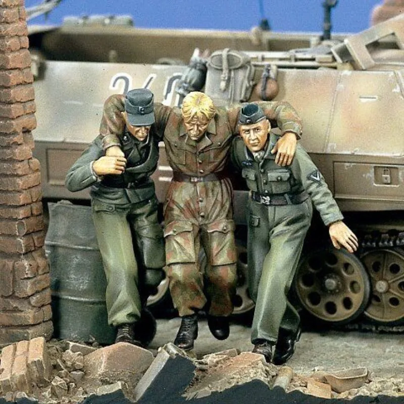 1/35 ZADELENIE ŽIVÉHO ZARIADENIA Model Model vojenských miniatúrnych tankerov, ktoré prepravujú zranených 3 osôb nezasiahnuté nenatreté hračky pre domácich majstrov