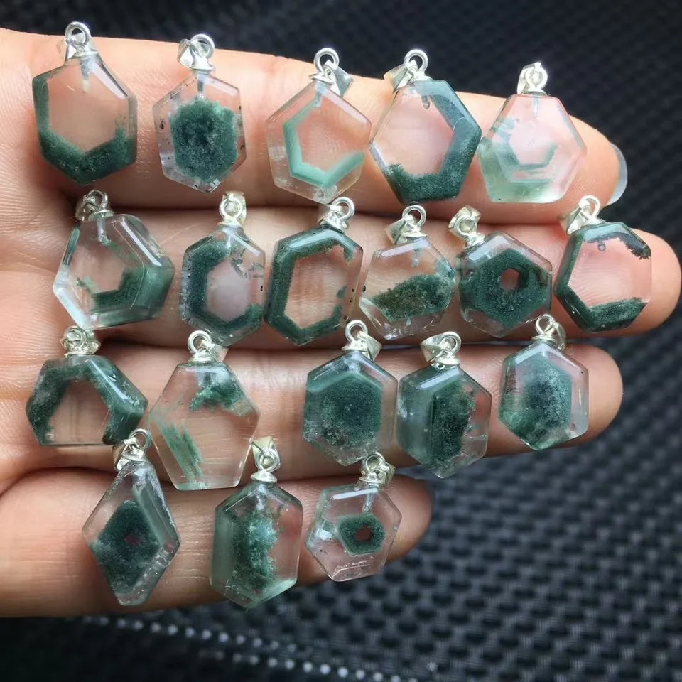 1 ks fengbaowu prírodný kameň zelený Phantom Crystal Lodolite Pendant nepravidelný tvar 925 Sterling strieborný darček