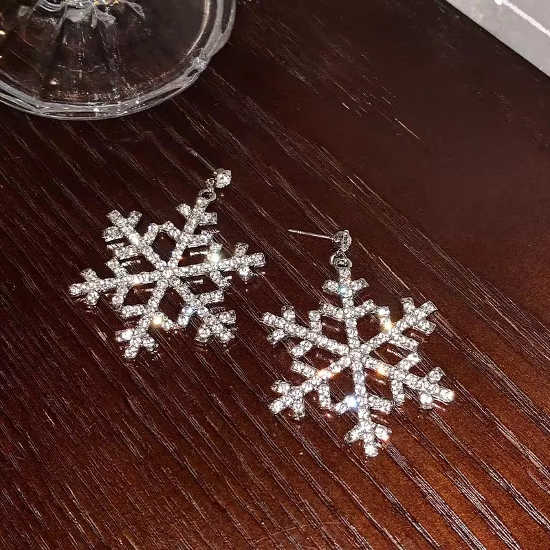 1 ks Štedrý deň Ženy Snowflake Dutiny Vykladané Zirkónia zliatiny strieborné svetlo Luxusné móda visiace veľké náušnice