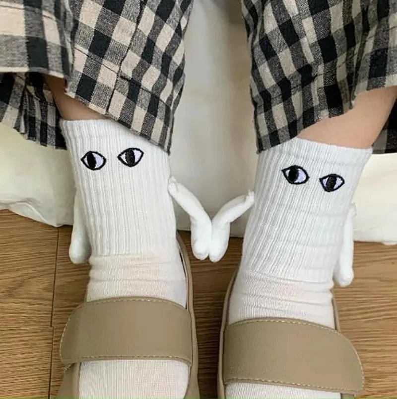 1 pár klubov celebrity ins Fashion Zábavné kreatívne magnetické atrakcie ruky čierne biele kreslené oči páry Sox ponožky