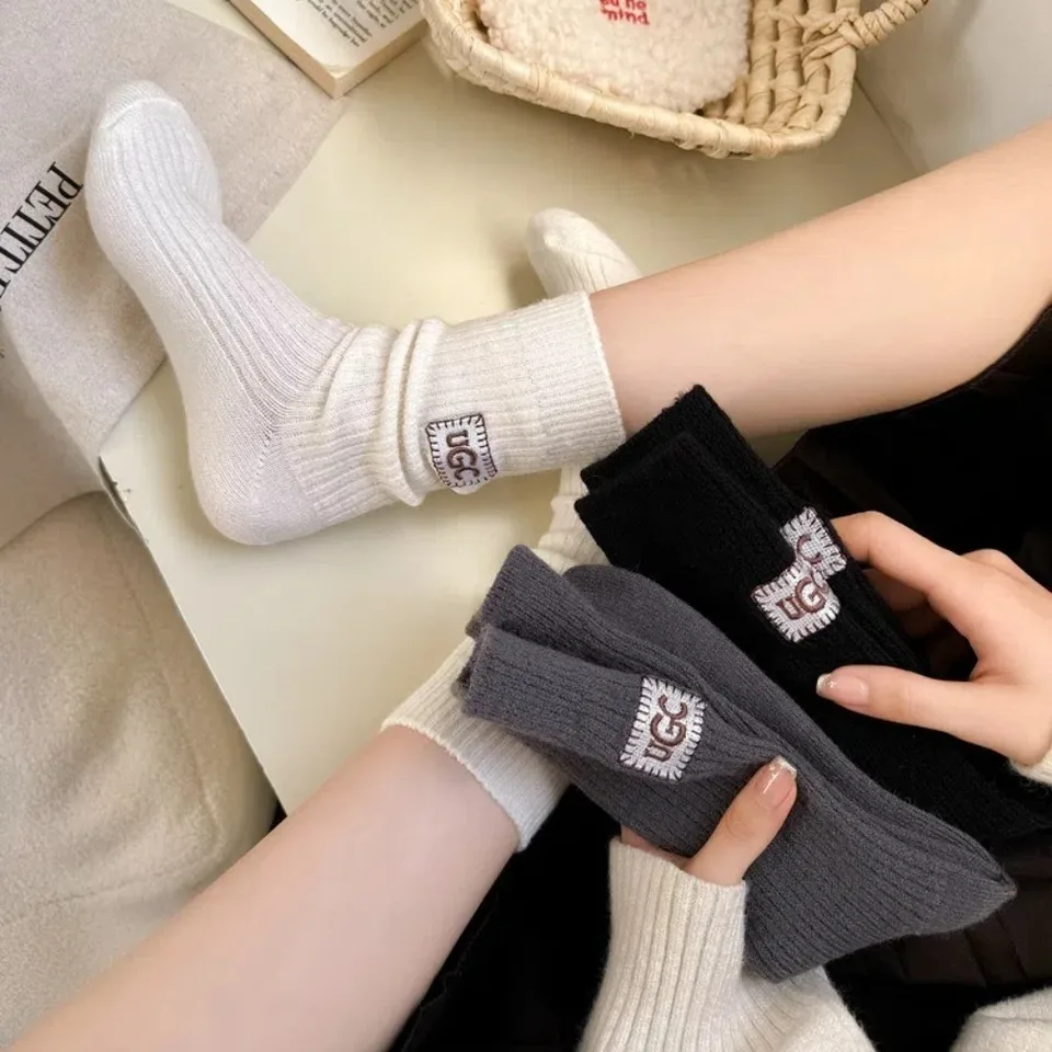 1 pár nových jesenných a zimných teplých zamatových ponožiek Zhruba hrubá čiara stredná trubica ponožky Trendy vyšíva