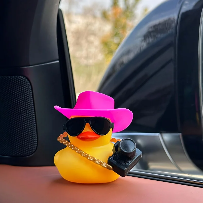 1 roztomilý ornament žltého kačacieho auta s ružovým kovbojským klobúkom a kamerou, dekorácia auta, darček na dovolenku