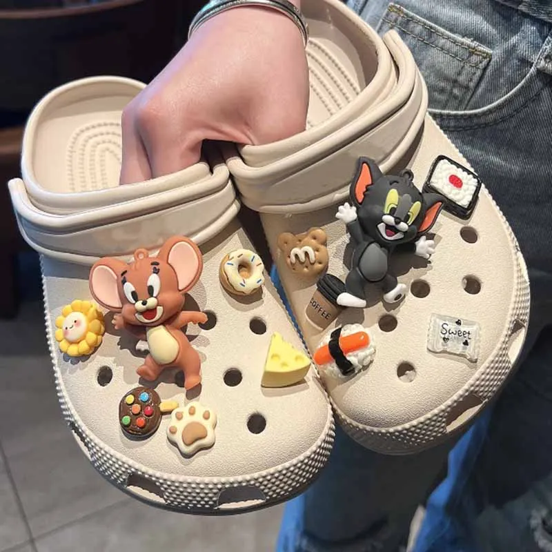 1 Set Miniso Cartoon Charms Designer Tom a Jerry Cat Mouse Charms Decoration Sandálové doplnky pre vianočné darčeky
