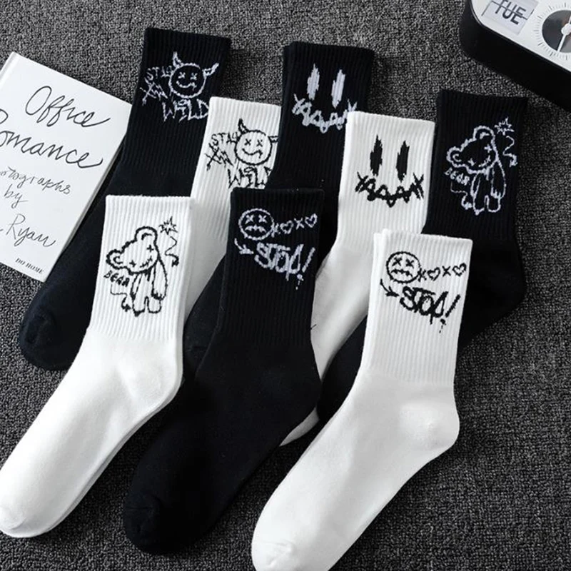 10 párov Men žien ponožky bavlnené anime diabol Grimace harajuku čierna biela graffiti módna módna dlhá vtipná médiá hip hop sox