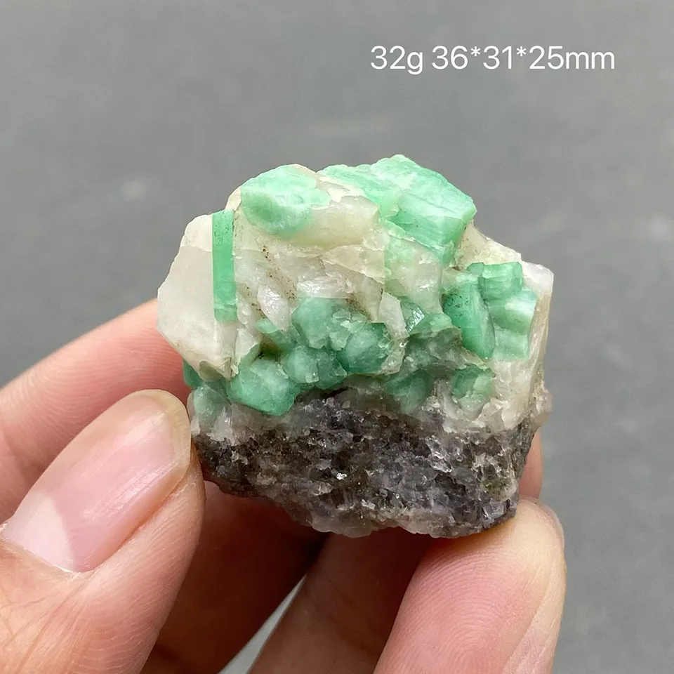 100% prírodný zelený smaragdový minerálny minerálny klenot kryštálových vzoriek kameňov a kryštálových kryštálových kryštálov