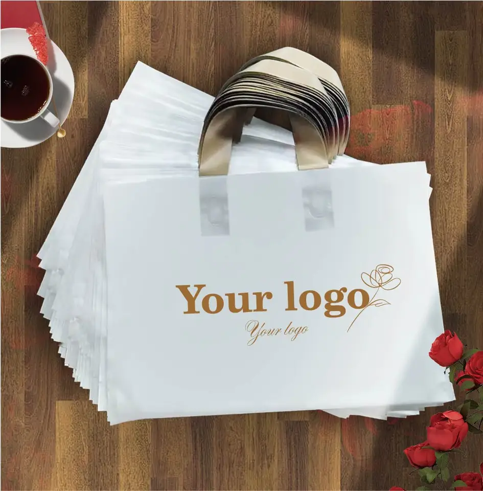 100ks Prispôsobené logo Logo Farebná nákupná taška s plastovým darčekovým vreckom Logo, jedno farebné logo pri obojstrannej bezplatnej dizajnérskej tlači