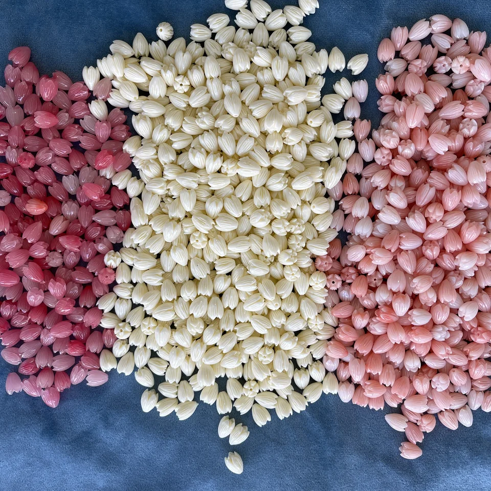 100pcshawaiian pikekes korálky, Havaj Loose Jasmine Flower, tropický ostrov vyrezávaný živici koralový krém Ivory/ružové objemové korálky,