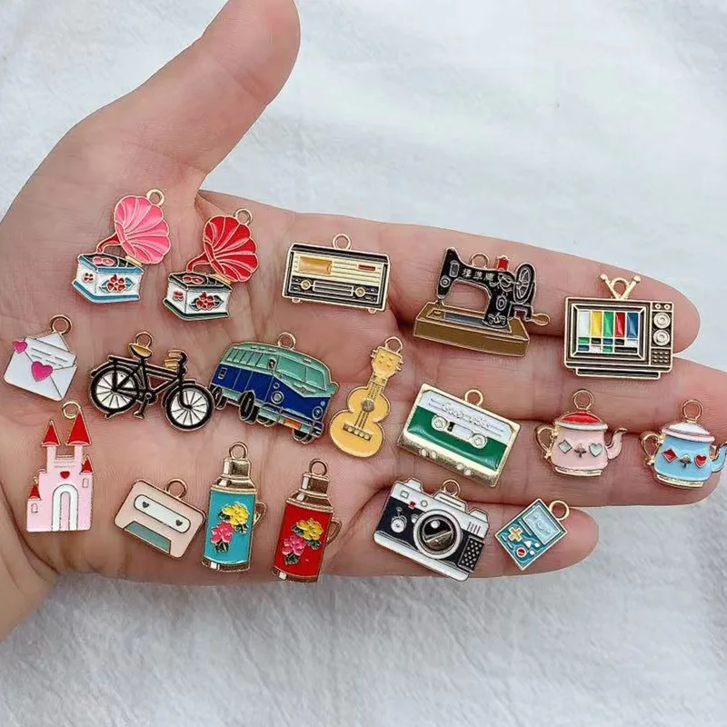 10ks Classic Nostalgic Series Charms Phonograf Recorder Magnetic Tape Camera Termos TV Smlové kúzla DIY PREPENDANTS pre šperky