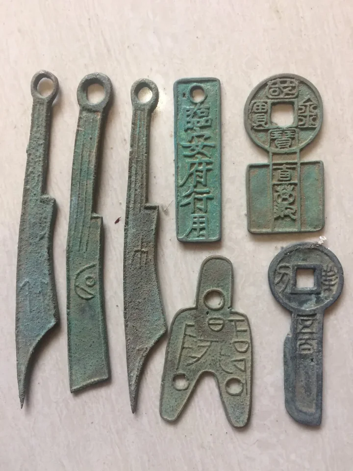 10ks náhodne posielajte starú Čínu bronz fengshui Zhromažďovať staroveký nôž v tvare mincí mince Coins Metal Crafts