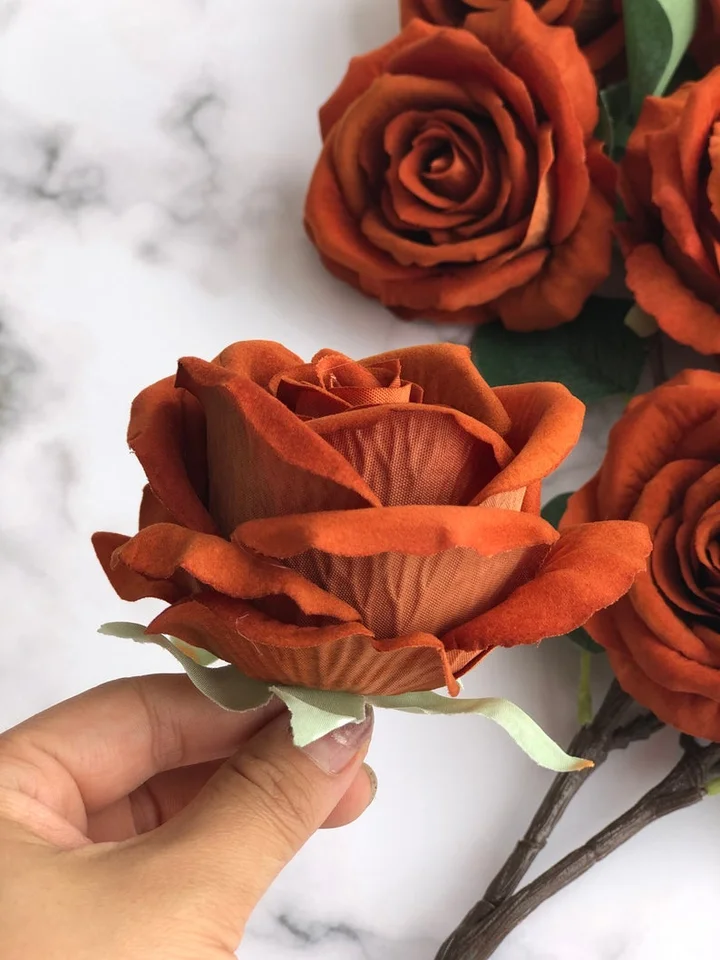 10ks Rust Orange Artificial Rose Heads Velvet Rose In Wholesale Falošné kvety pre domácich majstrov svadobné kytice Domáce dekorácie