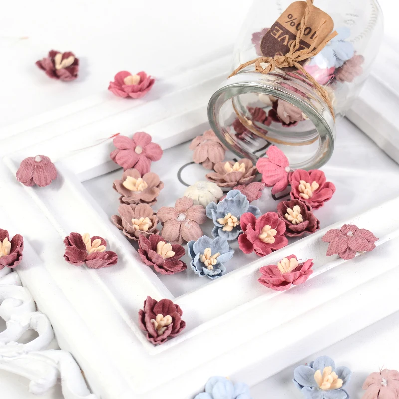 10ks/šarža Mini Daisy Artificial Flowers Heads Stamen Chrysanthemum pre svadobnú domácu dekoráciu Diy Darček Darčekové remeslo Falošné kvety