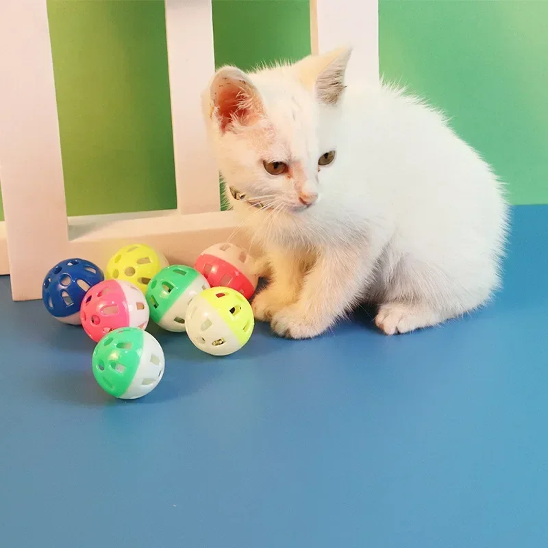 10pc domáce mačky hračky s farbami dutých zvonov Malé domáce zviera Parrot papagáj pre žuvanie klietok zábavné hračky Pet dodávky hračiek interaktívne
