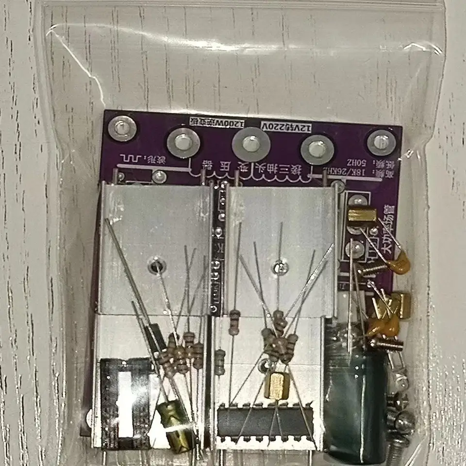 12V až 220 V meničový menič s meničom 1200W 50 Hz