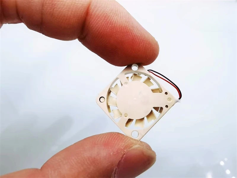 1703 5V 3,3V 1,7 cm vysoká rotácia Micro UAV Cooling ventilátor UF3H3-700