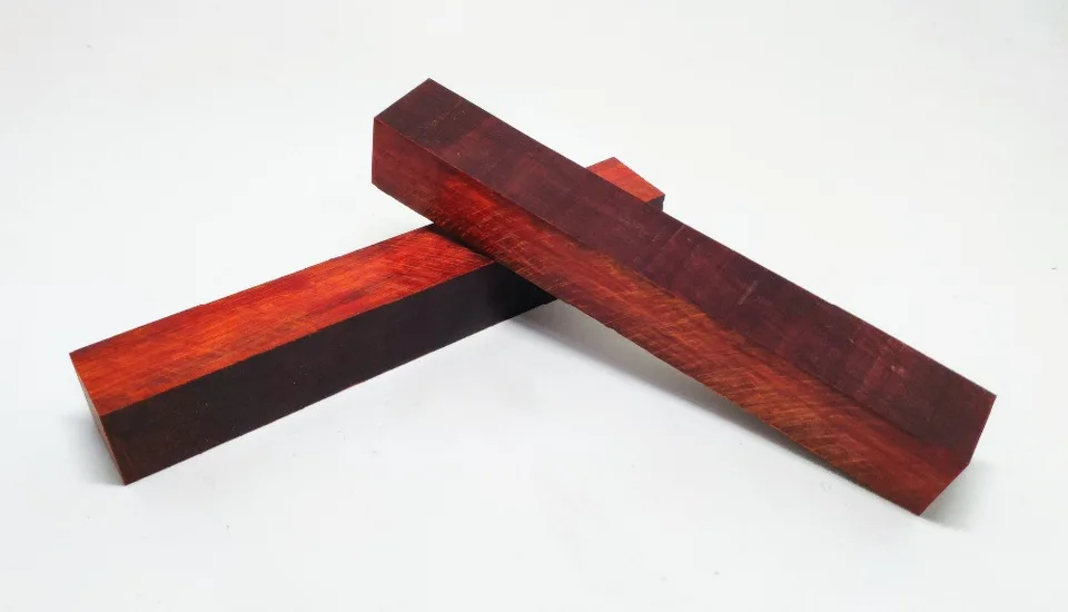 18x18x125mm pero slepá nosorožca roh roh červeného santalového dreva