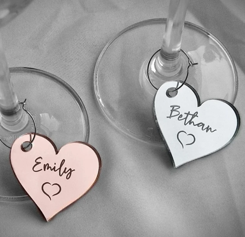 20/30/50/100pike Prispôsobené srdcové v tvare srdca Názov Názov kúzla Prispôsobené stolové dekorácie Názov Drink Toasting Tags Sklenené značky