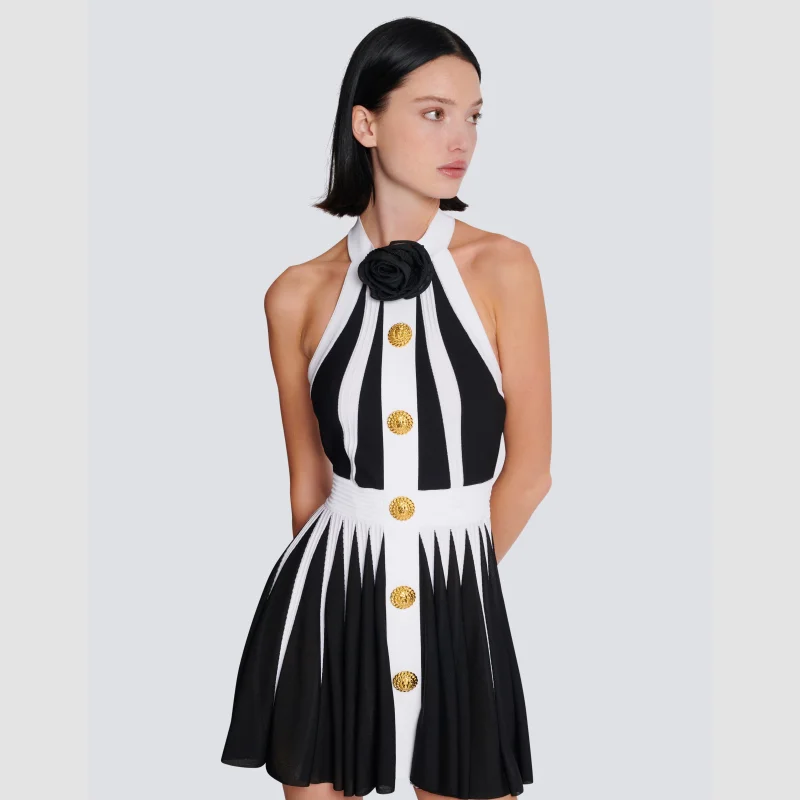 2022 Nové tlačidlá Gloden kvetí halter bez rukávov biele biele čierne mini večerné šaty pôvabné večerné večierky outfit