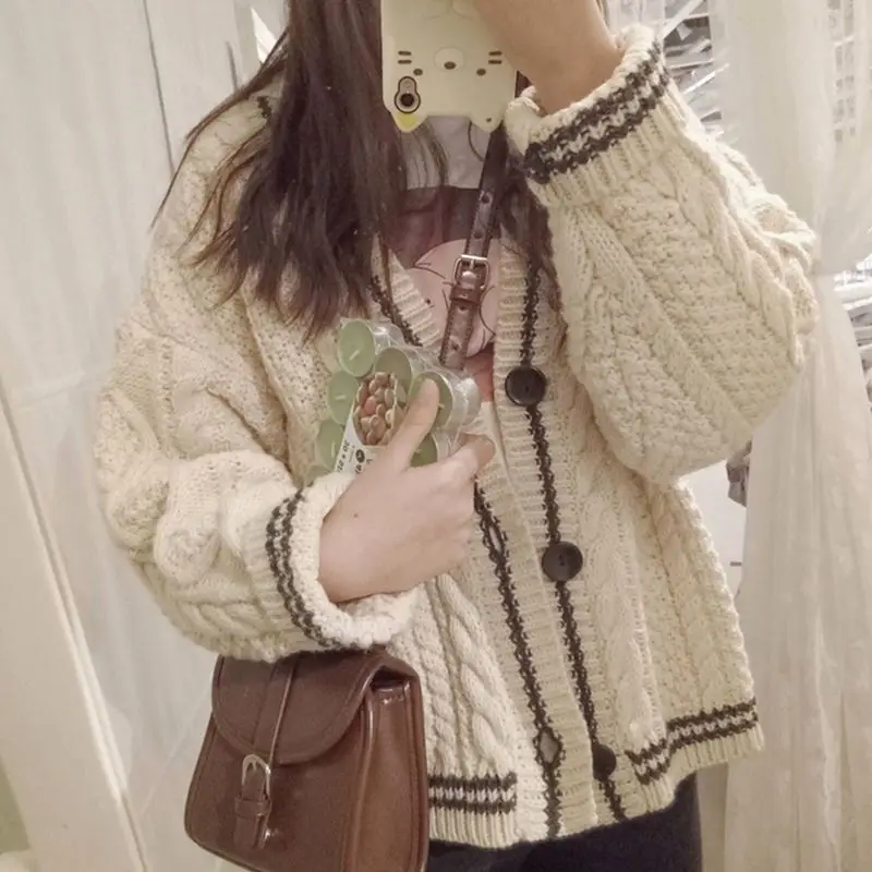 2023 jesenná módna módna dlhé rukávy Mierne Strech Cardigan Women Loose Fit Star Vyšívaná dovolenková kardigan béžová béžový teplý sveter