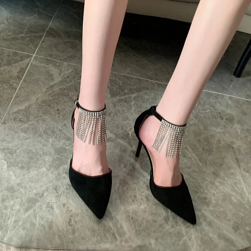 2023 Čierne dizajnérske podpätky Sandále Ženy Summer luxusné kamienka Tassel vysoké podpätky Sandalias Party Svadobné svadobné topánky 8 cm