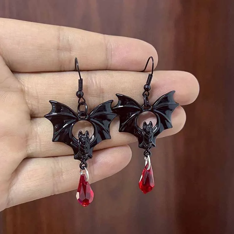 2024 Gothic Vampire BAT náušnice pre ženy Muž móda čarodejnícke doplnky Doplnky červené krištáľové vinobranie netopierov