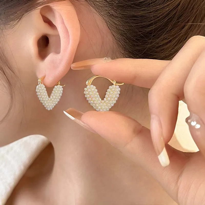 2024 NOVÉ TRENDY BIELE PEARL SRDCE HOOP NÁKUP NA ŽENY