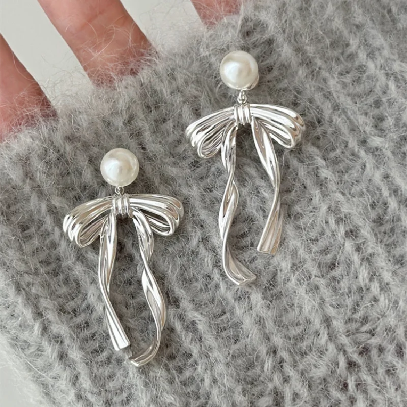 2024 Nový príchod Južná Kórea Light Luxury Tassel Long Pearl Bow Dangle náušnice pre ženy móda sladké kovové šperky darčeky