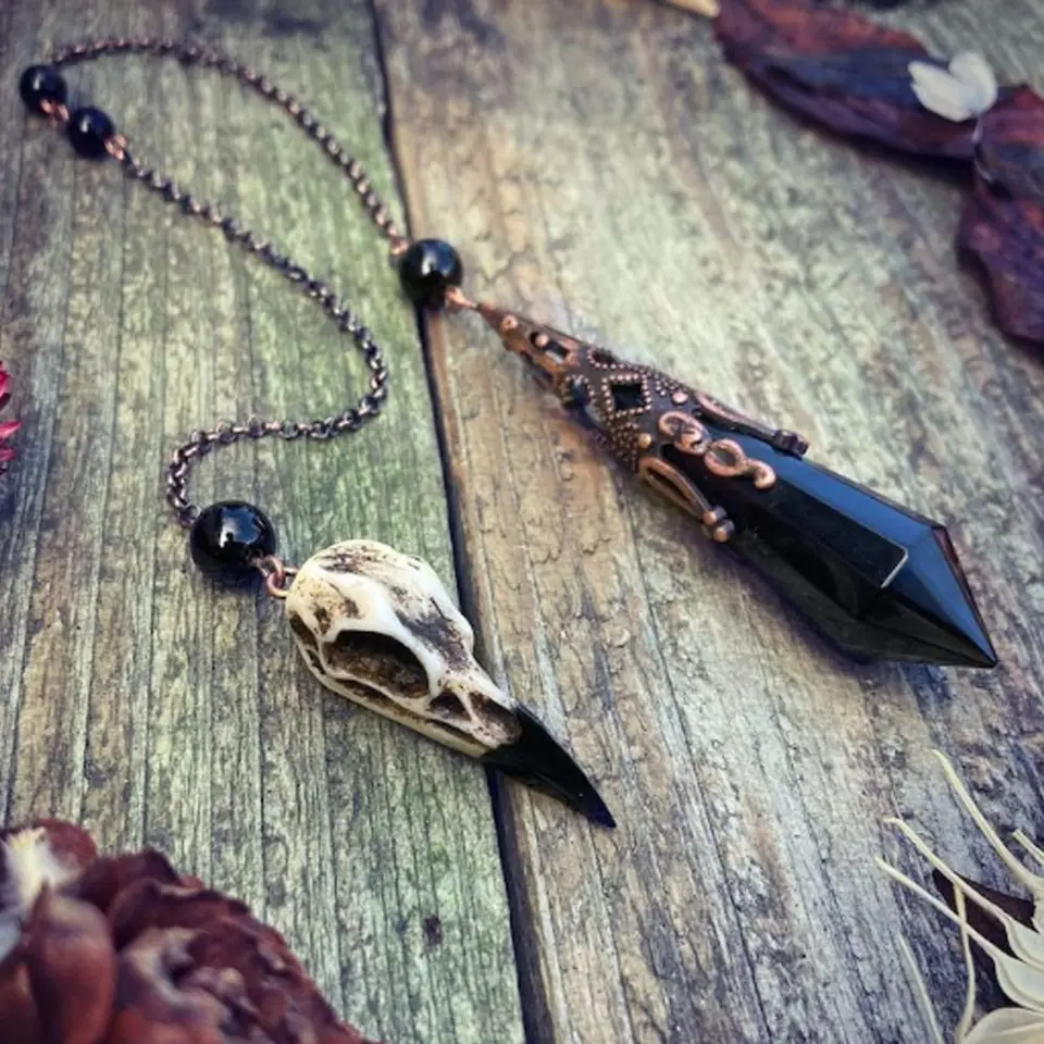 2024 Nový prírodný kameň Čierny Obsidian Crystal Cypendulum pre veštenie Dowsing Vintage Reiki Raven Skull Spiritual Pendulos