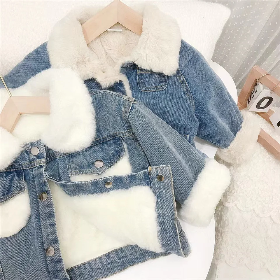 2024 Nový zimný fleecový džínsový džínsový bunda dievčatá Boys Boys Cotton Coat Top Zhustené ovce fleece ležérne oblečenie