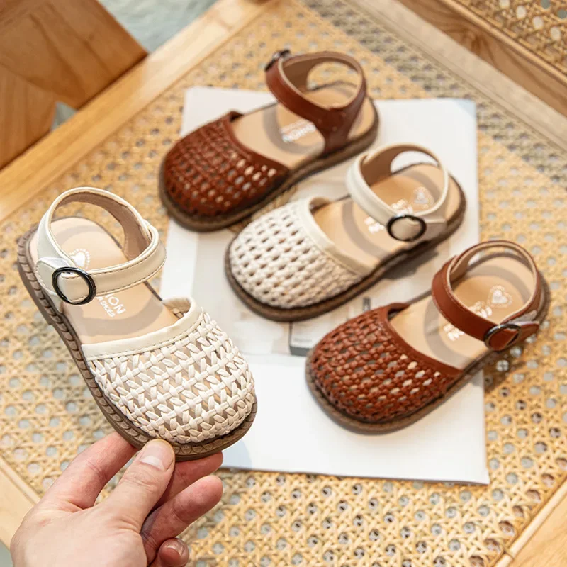 2024 Návrhárka Weave Hollow Fashion Antiskid Príležitostné sandále Letné mäkké solované topánky Trendy všestranné tenisky dievča Sandalias Niña