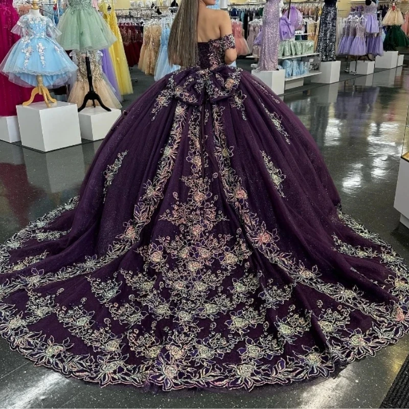 2024 Purple lesklé zlatíčko Quinceanera sa šaty z ramenných guličiek Aplikácie Lace Flower Crystal Vestidos de 15 años