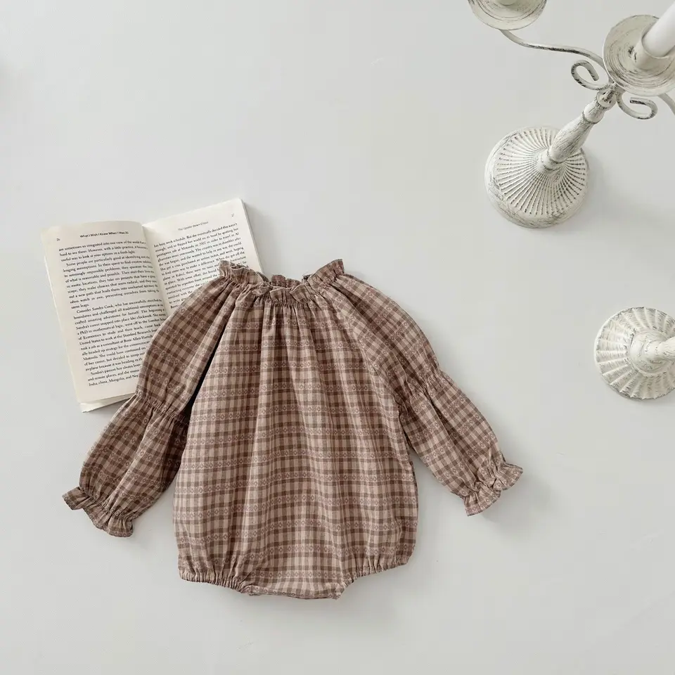 2024 Spring Autumn Baby Plaid Plaid Ruff Golier Príležitostné s dlhým rukávom BodySuit Loose Girl Detská bavlna Cast Novonarodené oblečenie