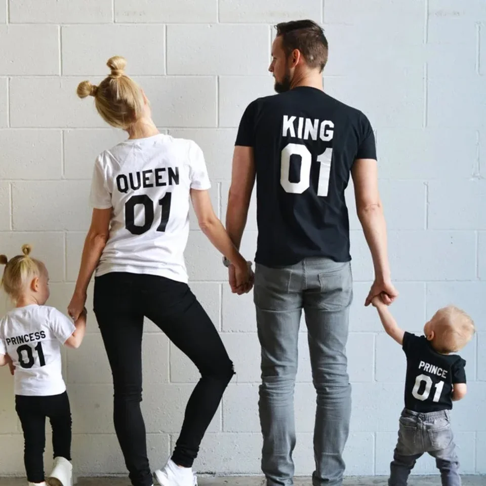 2024 Tričká rodinného tímu Kráľ kráľovná princ prince otca matka dcéra Syn zodpovedajúce košele Kráľ a kráľovná tričká Outfits