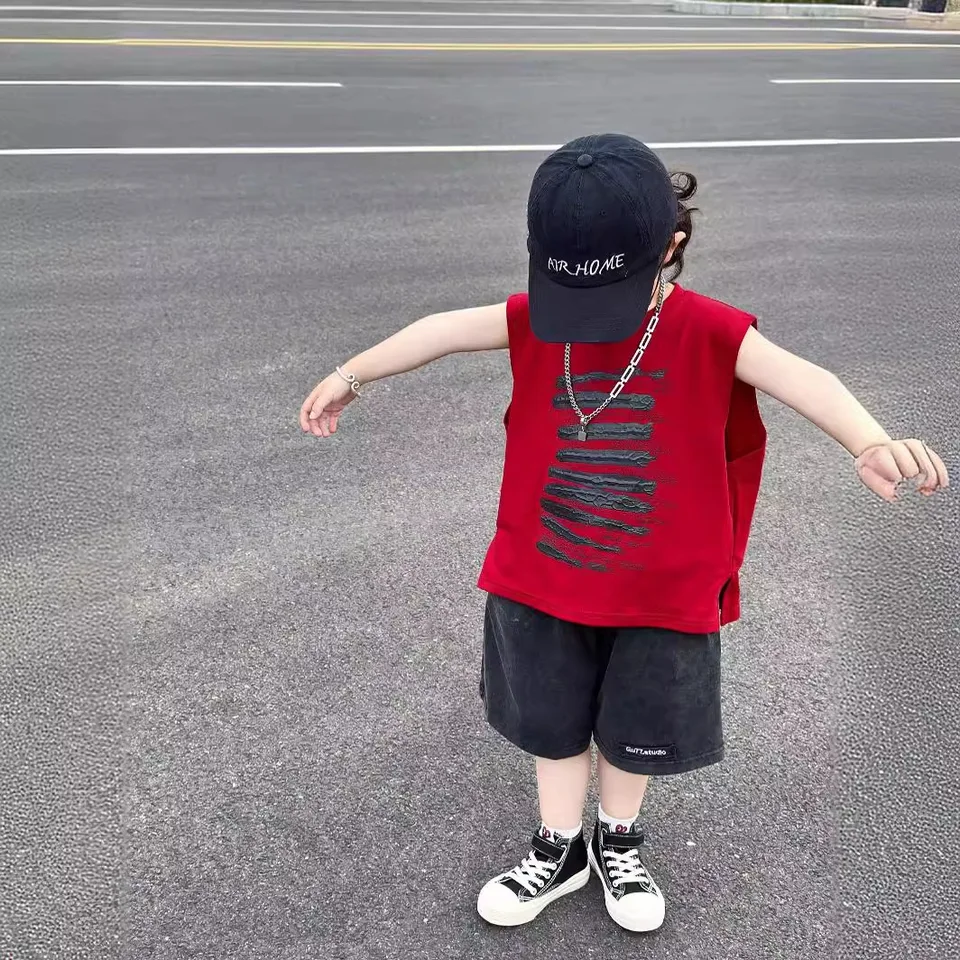 2025 Boys 'Pure Cotton Vestu letný tenký štýl Trendy cool baby cool pekný pekný bez rukávov tričko výbušná ulica červená top