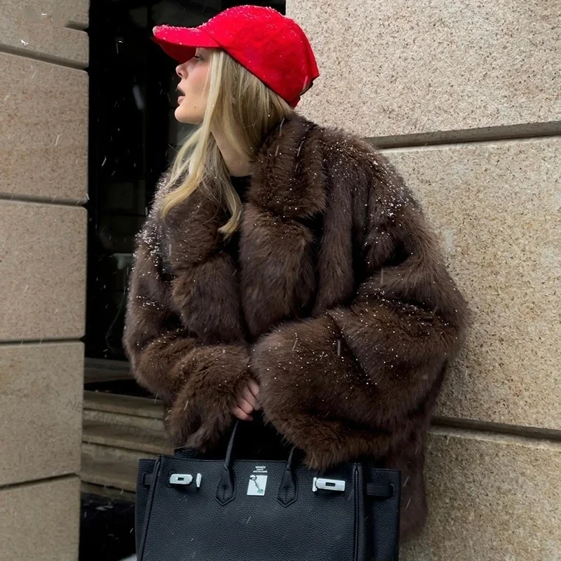 2025 jarná faux kožušina Ženy Značka módna nadýchaná líška Fox Fur Coot Out Coat Girl Girl Street Štýl Furry Warm Bunda