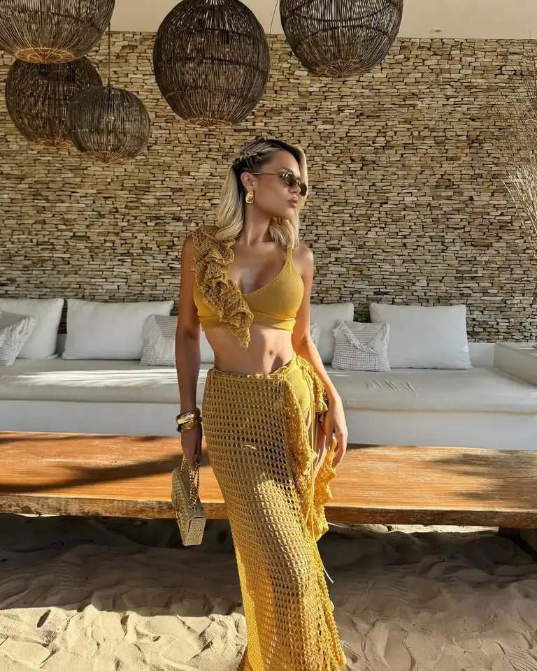 2025 Nové šaty Ruffle Beach pre ženy 3 kusové plavky hlboké V-krk bikiny pletivo kúpaliská skrytá sukňa sexy dovolenka outfit