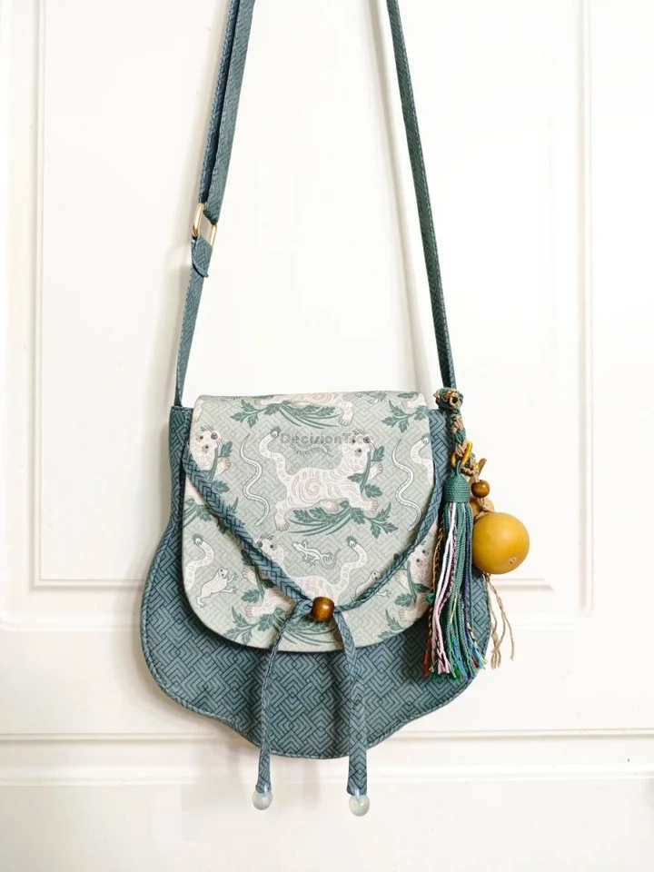 2025 Retro čínsky štýl Hanfu Qipao Tiger Pattern Saddle taška Nové ženy Denné móda módne Hanfu Accessories Crossbody Bag Female B33