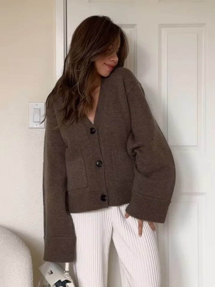 2025 Spring Women Casual Solid V krk pletený sveter Módna módna slažba s dlhým rukávom vreckový sveter New Lady Street Knitwear