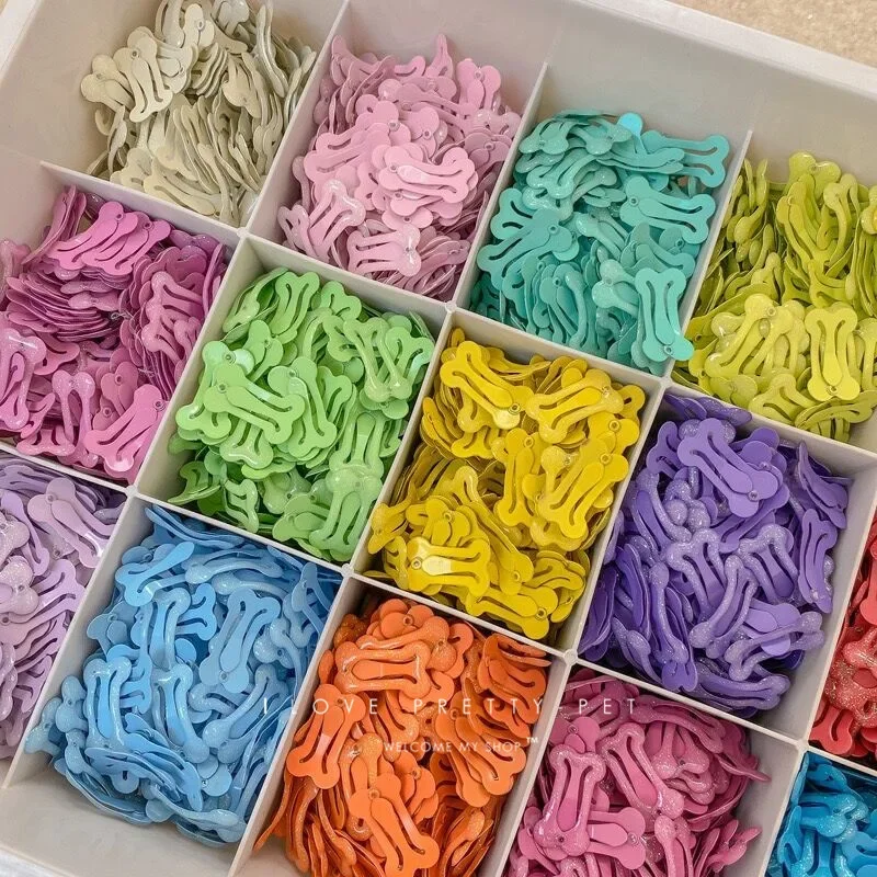 20ks Nové roztomilé cukrovinky farba štvorcových kostí Vyskynky pre psie mačky Vlasové svorky BB Variky Barrettes hlavy Pet Hair príslušenstvo