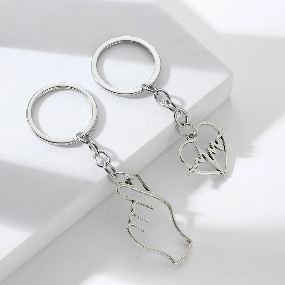 2pcs Vynikajúci srdcový kovový prst srdcový kľúče prsty s jednoduchým elegantným pre páry vystrihnutý prívesok broskyňového srdca Keychain