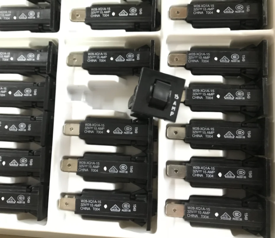 2pcs W28 XQ1A - 15 Termálny magnetický istič Super Load Prúdový chránený chránič 15 A32V Poistenie AMP