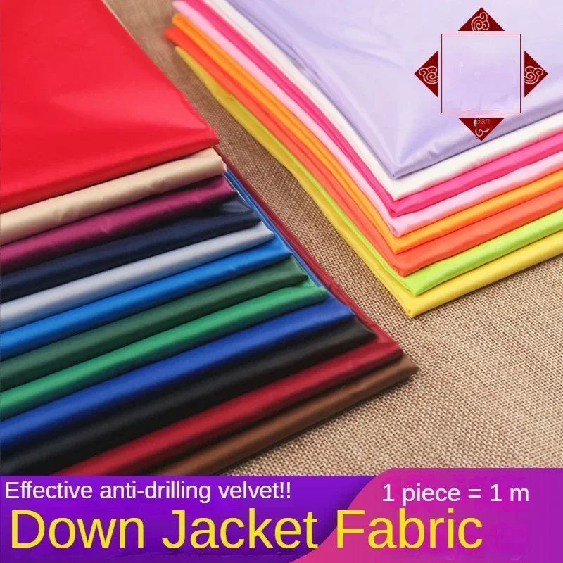 300T polyester nepremokavá tkanina downový plášť pri merači na odevnú podšívku Šitie čiernej bielej taffetovej tkaniny mäkká tenká nížina
