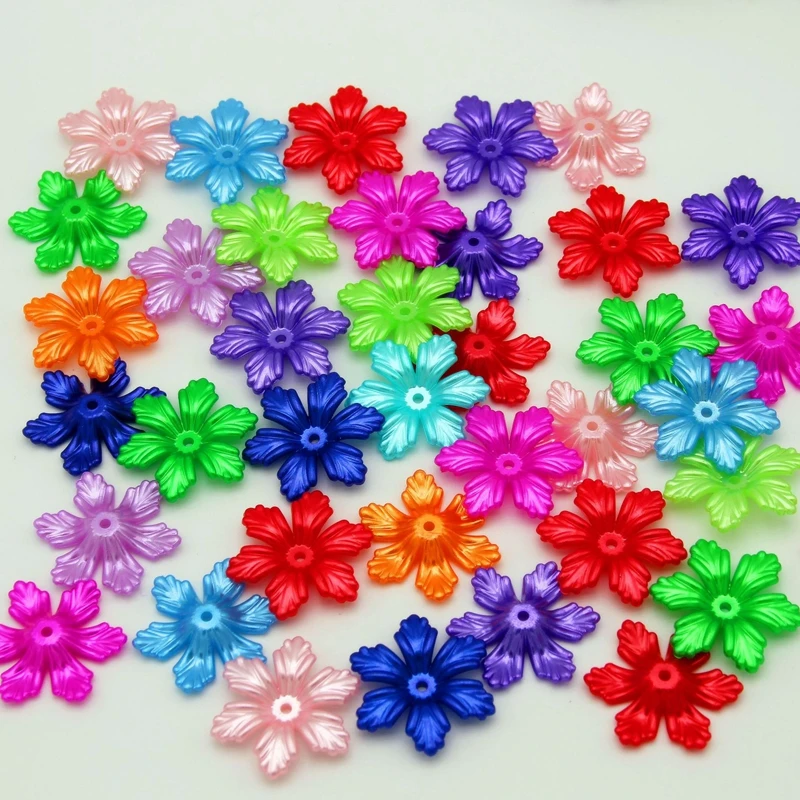 30ks 28 mm imitácia perla sfarbená šesť ručne vyrábaných kvetinových kvetinách držiak na kvetiny šperky s svadobné šaty tašky dekorácie voľné korálky