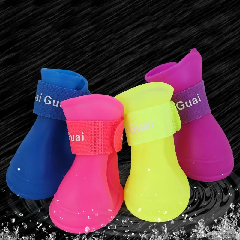 4ks/set Pet Dog Rain topánky Anti sklz vodotesná mačka topánky gumové topánky pre ponožky pre vonkajšie obuv