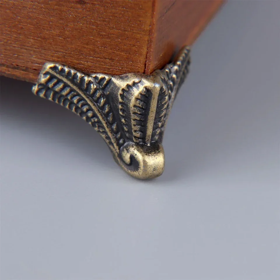 4pcs Antique Corner Protector bronzový šperk na hrudi