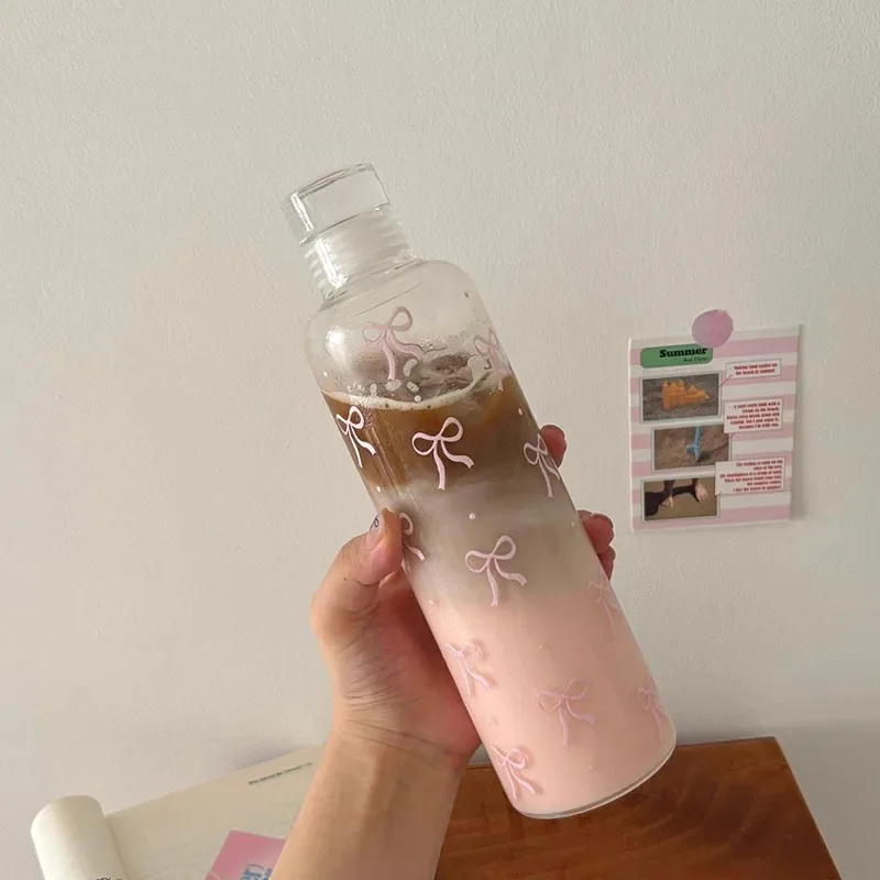 500 ml voda šálka priehľadný plast s hladinou vody roztomilý vodný pohár