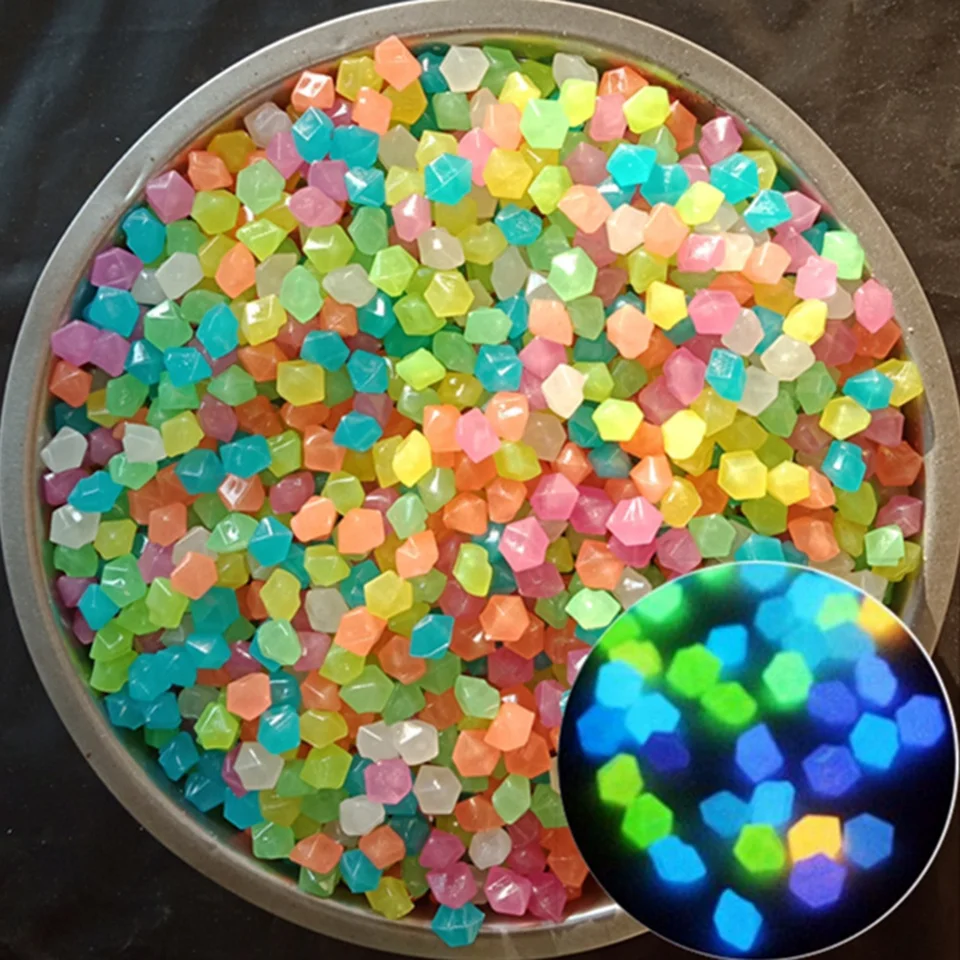 500ks/taška Zmiešaná farba vonkajšie svetelné kamene žiari v tmavej záhradnej kamienkovej farbe Fish Tank Decoration Pebble Rocks Decor Decor