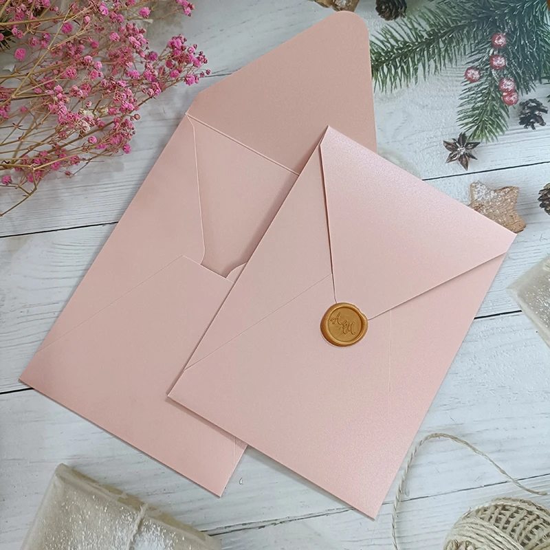 50ks 5x7inch Vertikálna svadobná pozvánka obálka 136x195 mm V-FLAP 250 GSM Pearl Paper COMORA Vlastné logo papierové tašky