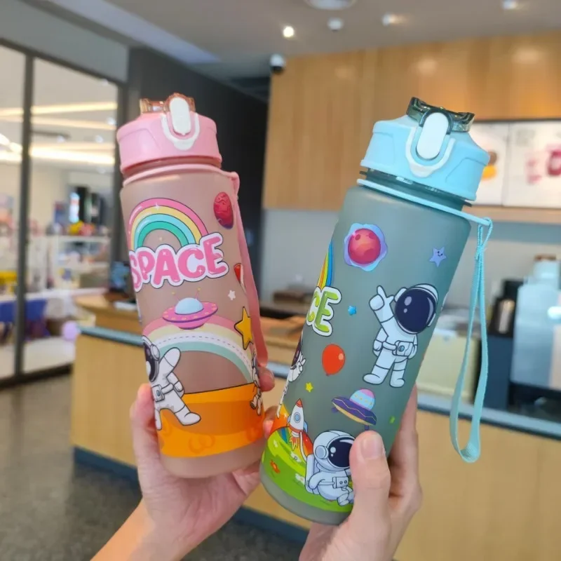 650 ml vysokokapacitná karikatúra astronaut plastový priestor šálka úniku prenosné lano Sippy Cup Foop Cup s západkou vonkajšieho cestovania